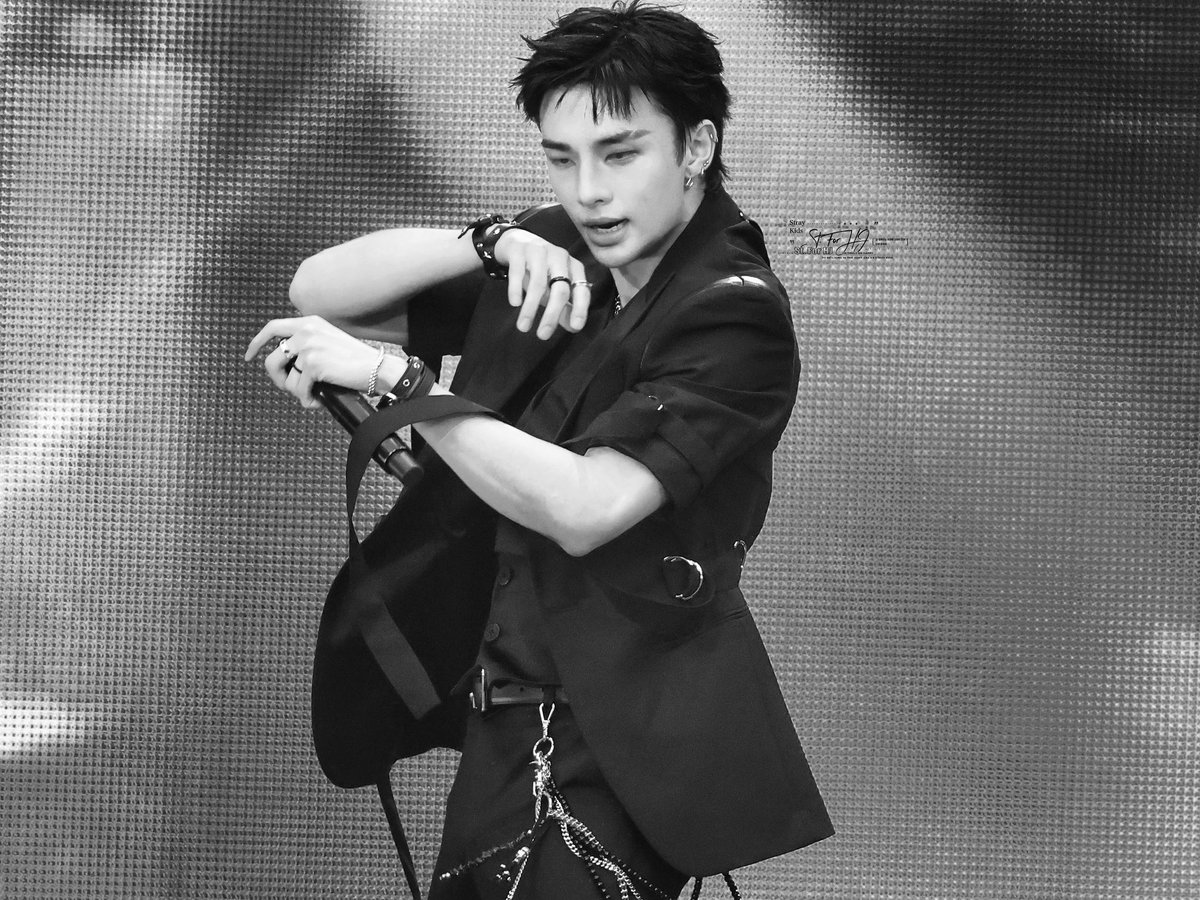 250726_ Love the black suit 🔥❤️‍🔥

#dominATE_Paris #StrayKids #Hyunjin  #현진
