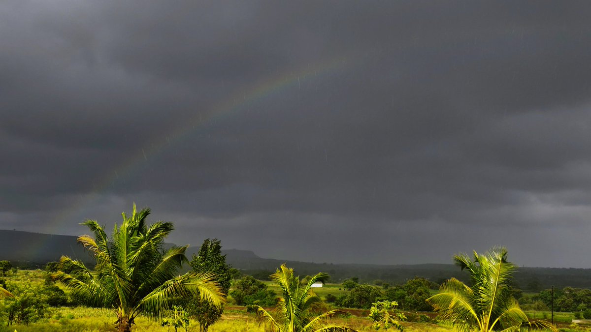 SayaliB5's tweet image. Can you spot the rainbow????