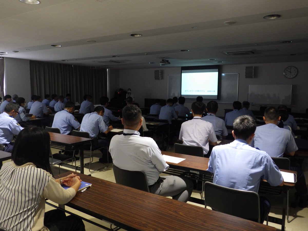 AP_KOUHOU's tweet image. 【#豊田警察署】
7月22日、23日の2日間、県警本部から臨床心理士をお呼びして、犯罪被害者等への対応で配慮することなど心のケア能力を向上させるためのポイントを学びました☝
犯罪被害者の方と接する警察官として、犯罪被害者の方が二次被害を受けないように、今回学んだことを生かしていきます🫡