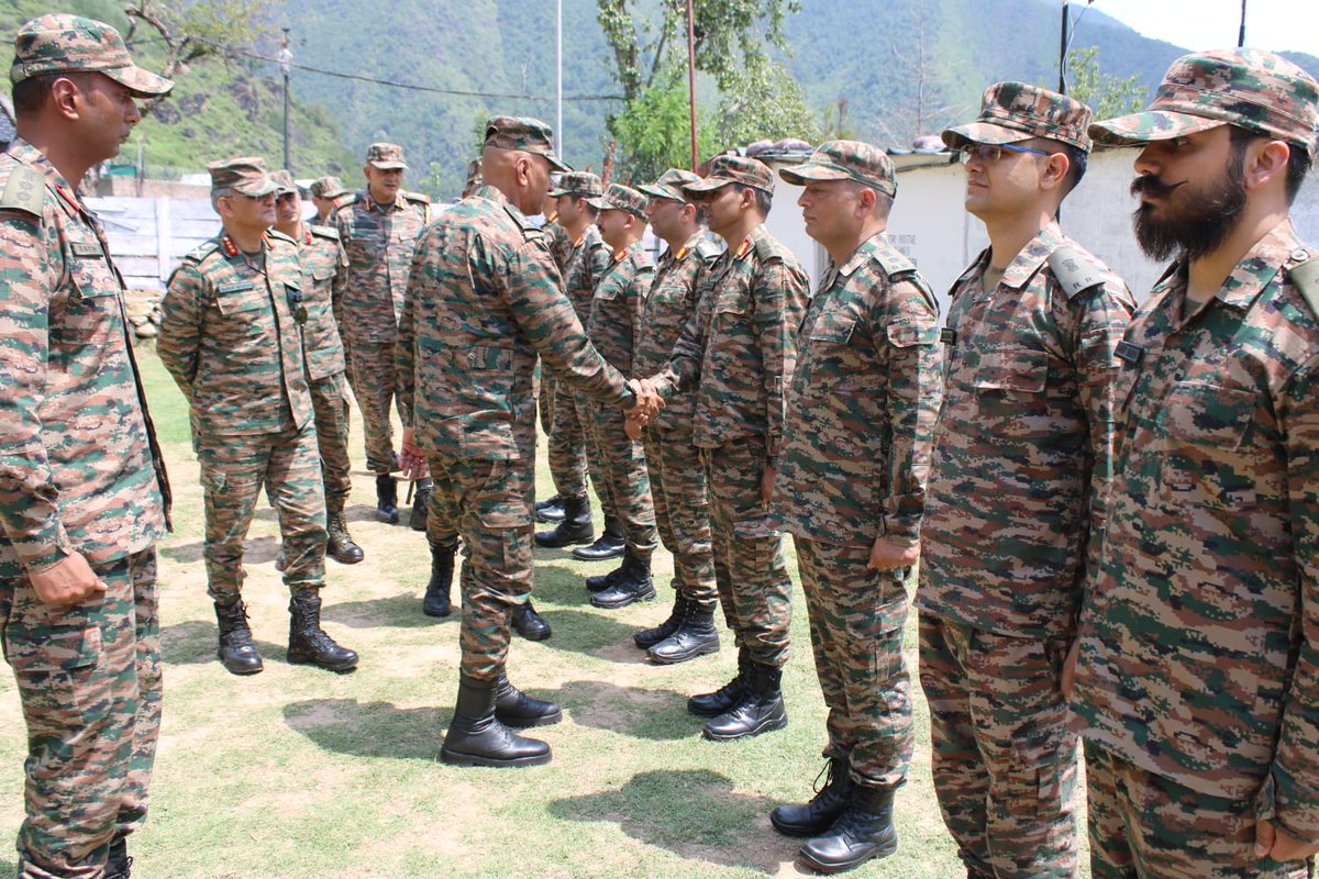 NorthernComd_IA's tweet image. Lt Gen Pratik Sharma, #ArmyCdrNC visited Chinar Corps and reviewed ongoing operations and preparedness in North Kashmir including Op SHIVA.
During his visit, he commended all ranks for their unyielding commitment, exemplary professionalism and resolute endurance amid demanding…