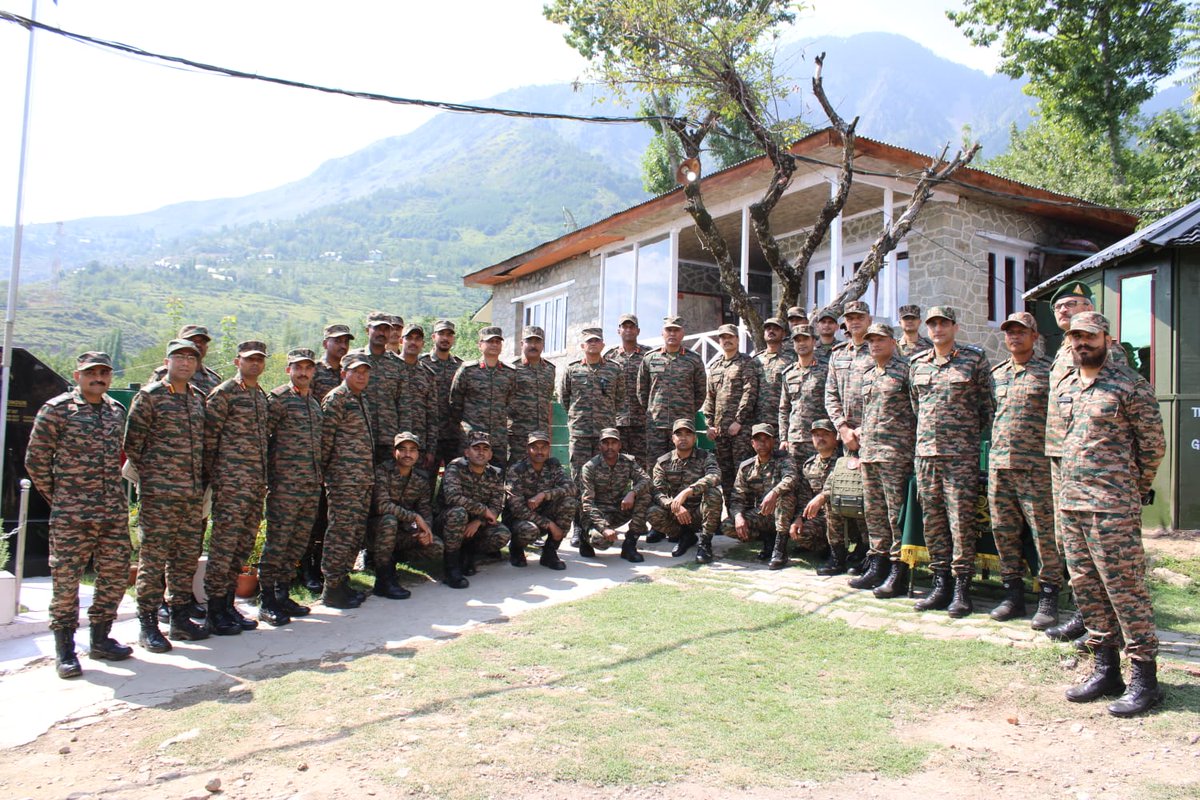 NorthernComd_IA's tweet image. Lt Gen Pratik Sharma, #ArmyCdrNC visited Chinar Corps and reviewed ongoing operations and preparedness in North Kashmir including Op SHIVA.
During his visit, he commended all ranks for their unyielding commitment, exemplary professionalism and resolute endurance amid demanding…