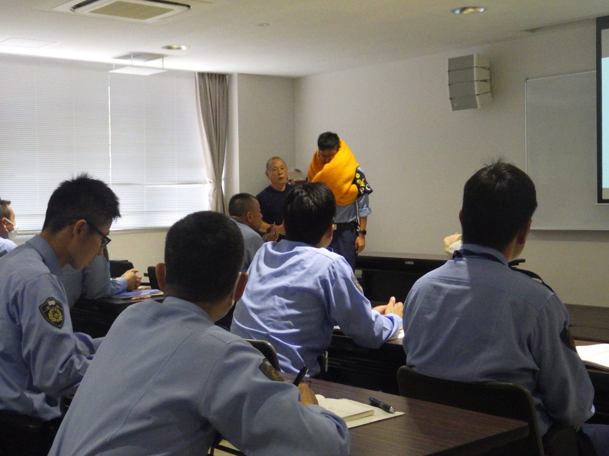 AP_KOUHOU's tweet image. 【#豊田警察署】
7月24日、豊田中消防の救命担当の方をお呼びして、救急措置を学びました☝
頭部や頸部の外傷だけでなく、有害動物に噛まれたり刺されたりした時や、熱中症の症状が出た時にどうすればよいかを学びました🧐
警察官も暑熱対策をしながらの勤務を行いますので、ご理解をお願いします🙇
