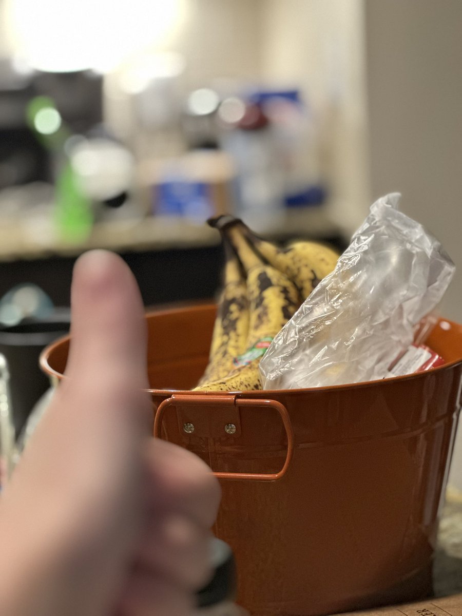 Cleaning, bullying Dev, and then making banana bread and some other food.

Come hang out💚

🔗in bio🔴