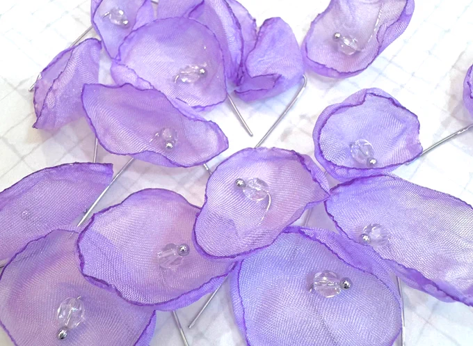 かわいいねぇ これを束ねてお花の耳飾りにしていくよ
