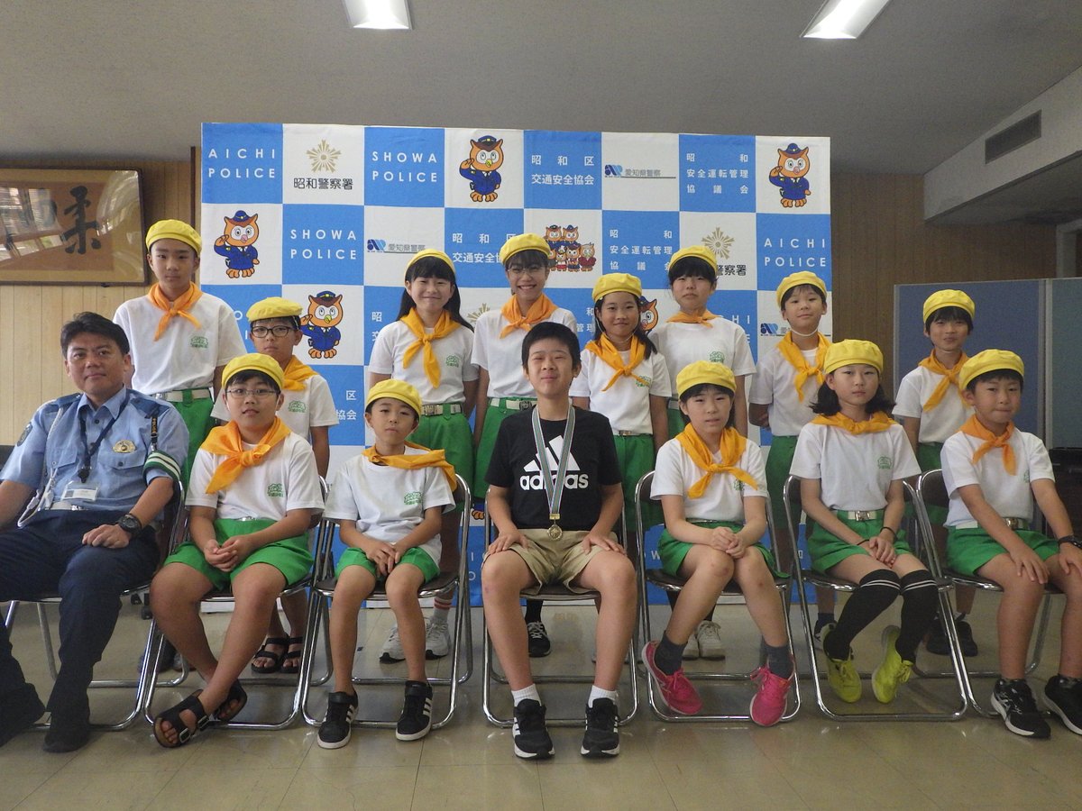 AP_KOUHOU's tweet image. 【#昭和警察署】
広路学区交通少年団の入・卒団式を行いました✨
警察署前で、ドライバーの方へサイン板を使った交通安全の呼び掛けをし、新入団員の方も立派に交通安全啓発活動を行ってくれました👏
ドライバーの皆さん、夏休み期間中も交通ルールを守って、交通事故防止に努めてください🫡