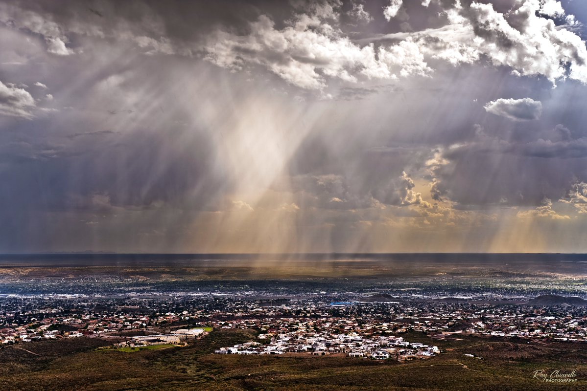 raychiarello's tweet image. Rain this evening on El Paso's west side, as seen from Transmountain Road.
#Monsoon2025 #ElPaso #Texas #epwx #txwx @KTSMtv @NWSElPaso @HannahKFOX14