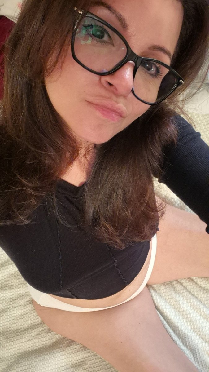 RoslynMarie6's tweet image. let&apos;s climb into bed early tonight