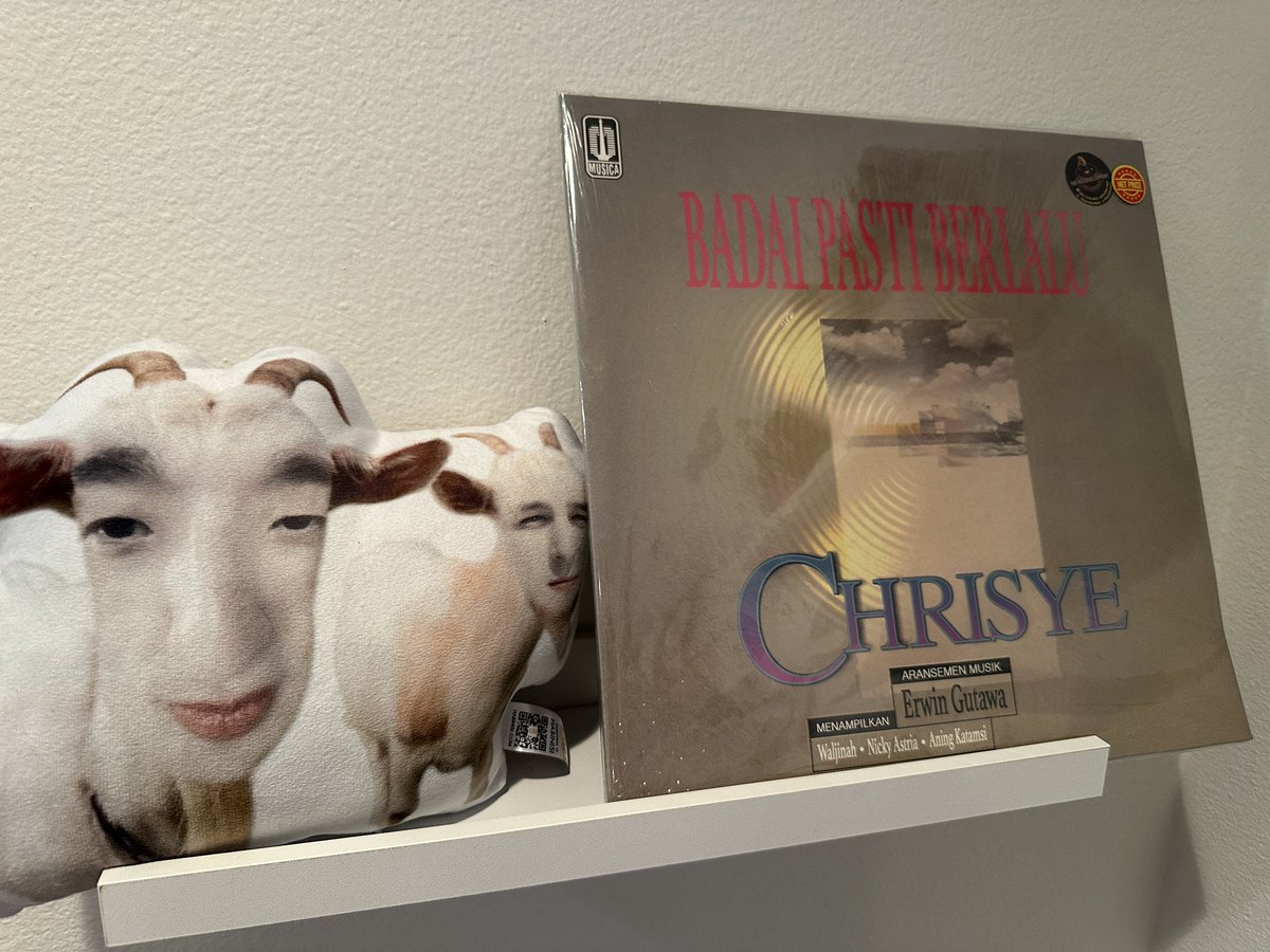 eaJPark's tweet image. 2 masterpieces. 1 shelf
