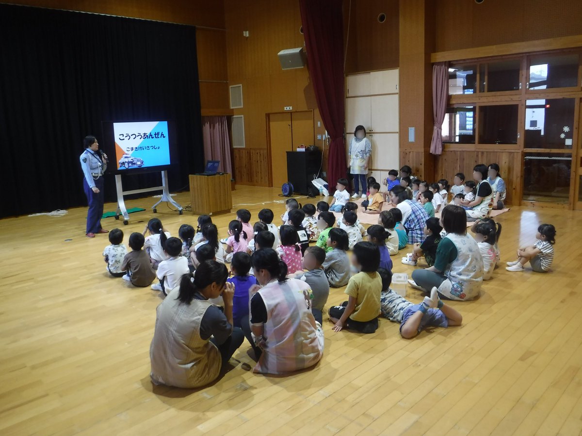 AP_KOUHOU's tweet image. 【#小牧警察署】
7月23日、管内の保育園で交通安全教室を行いました👮
園児の皆さんに交通ルールを覚えてもらうため、“はしらない・ひろがらない・ふざけない・へんなひとについていかない・ほどうをあるく”の頭文字を使った「はひふへほのお約束」について話しました😄
#横断歩行訓練