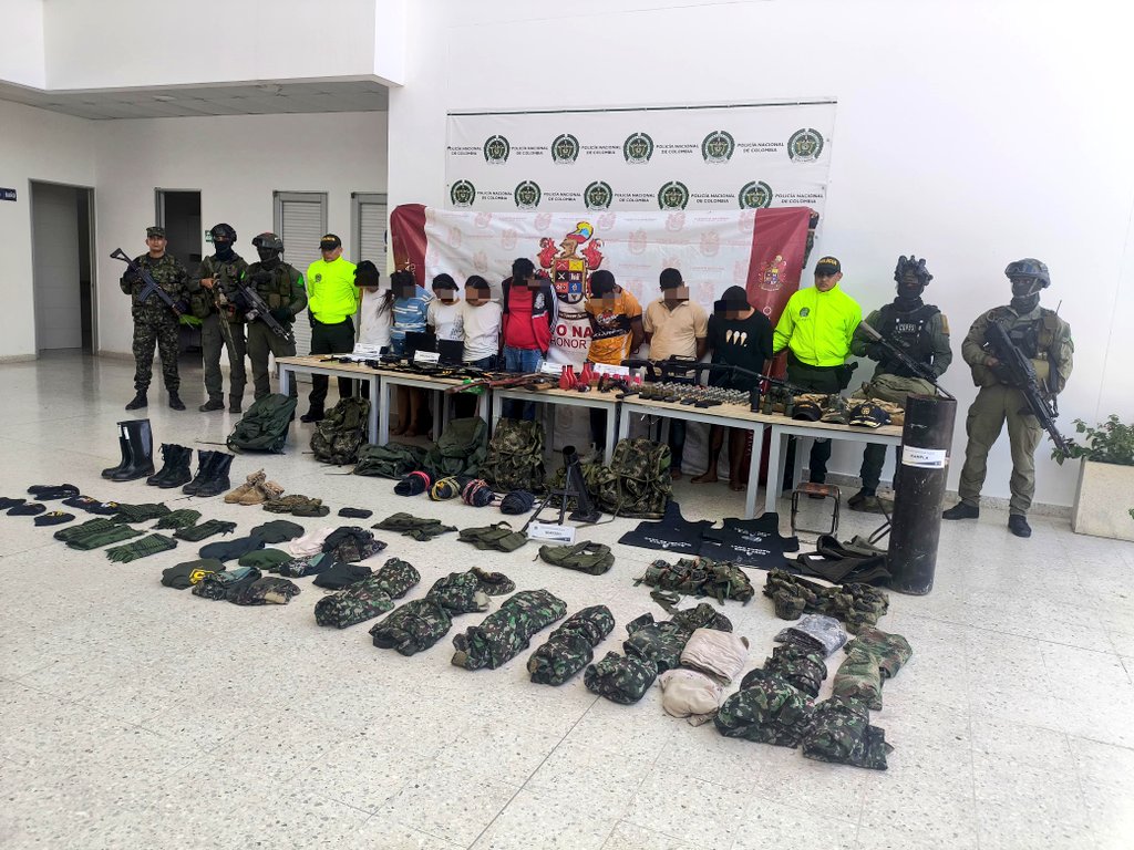 Ejercito_Div1's tweet image. #LoÚltimo | En el sector Las Cascadas de La Mesa, corregimiento del municipio de Valledupar, #Cesar, se llevó a cabo una operación coordinada e interinstitucional. Esta acción, desarrollada por el @COL_EJERCITO, la @PoliciaColombia y la @FiscaliaCol, permitió la captura de 9…