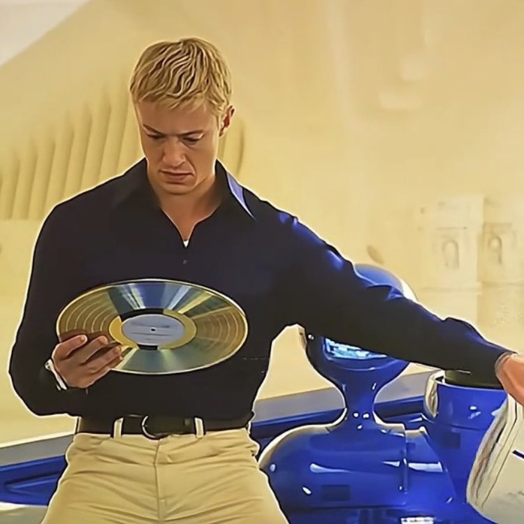 artdirectionk's tweet image. #MondayMotivaton is Johnny in #FantasticFour holding the silver vinyl of #Madonnaโs #VeronicaElectronica EP and saying โHerbie, is this it? Its dull AFโ #FlameOn ๐ฅ๐ฅ๐ฅ #MakeMineMarvel #Marvel