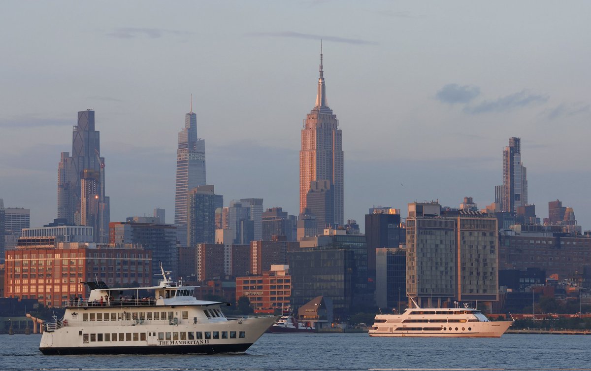 Sunset in New York City seen from along the Hudson River in Hoboken, NJ, Sunday evening #newyorkcity #newyork #nyc <a href="/EmpireStateBldg/">Empire State Building</a> #sunset
