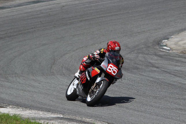 昨日はカッチョイイマシンに乗らせてもらいました🔴⚫️
 #SEED 
 #VFR400R