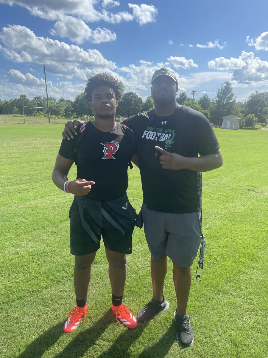 RodJohnsonJr13's tweet image. Thank you @CoachJoshQualls for the camp invite. Thank you @CoachHandUAM @CoachA_Roberts for teaching me new techniques. I had a good time out there today competing and learning. @ParkwayFootball @cbrot34