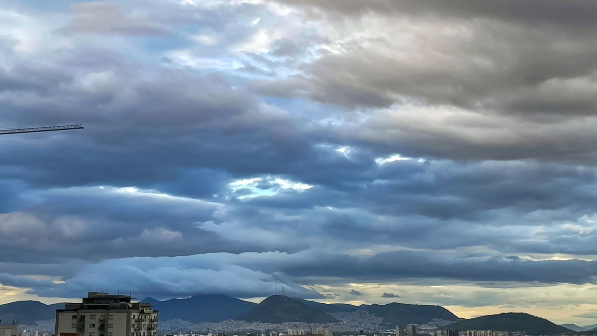 diario24horas's tweet photo. 🌥️❄️ Así luce el cielo de la CDMX esta tarde: nubes densas, tonos fríos y una calma que lo cubre todo. El valle se ve imponente bajo este manto gris-azulado. 🏙️☁️

https://t.co/rm0262wKNk

📸: @g480mx
.
.
.
#CDMX #Lluvia #ClimaHoy #Cielo #Nublado #TardeLluviosa #FríoCapitalino #Tiempo