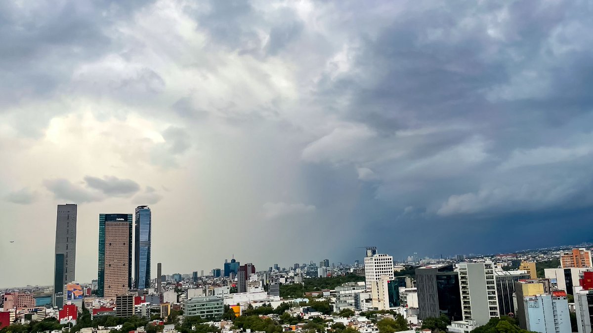 diario24horas's tweet photo. 🌥️❄️ Así luce el cielo de la CDMX esta tarde: nubes densas, tonos fríos y una calma que lo cubre todo. El valle se ve imponente bajo este manto gris-azulado. 🏙️☁️

https://t.co/rm0262wKNk

📸: @g480mx
.
.
.
#CDMX #Lluvia #ClimaHoy #Cielo #Nublado #TardeLluviosa #FríoCapitalino #Tiempo