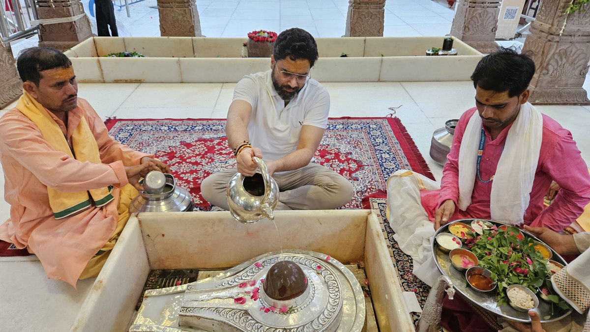 ShriVishwanath's tweet image. श्रावण मास के तृतीया सोमवार को श्री काशी विश्वनाथ धाम में संकल्प पाठ संग किया गया सोमवासरीय रूद्राभिषेक , श्री काशी विश्वनाथ मंदिर न्यास द्वारा संकल्पित प्रत्येक सोमवार को रुद्राभिषेक एवं संकल्प पाठ का अटूट क्रम निरंतर जारी है। आज दिनांक 28.7.2025 (सोमवार) को श्री काशी विश्वनाथ…
