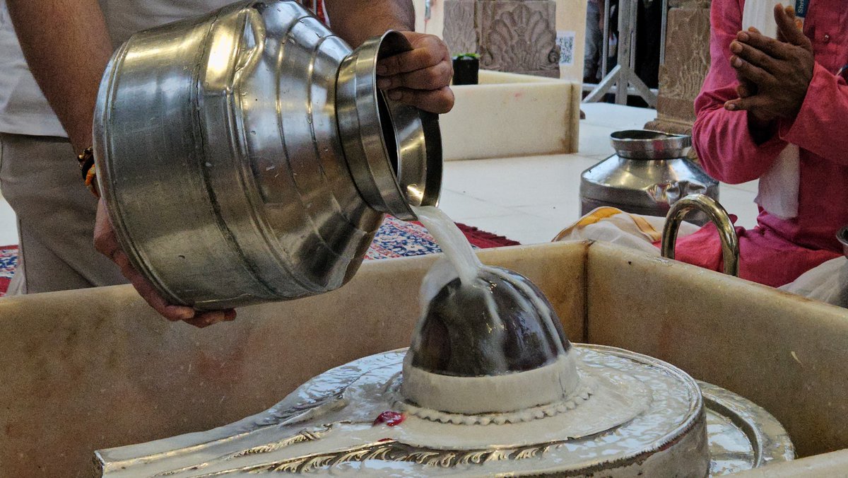 ShriVishwanath's tweet image. श्रावण मास के तृतीया सोमवार को श्री काशी विश्वनाथ धाम में संकल्प पाठ संग किया गया सोमवासरीय रूद्राभिषेक , श्री काशी विश्वनाथ मंदिर न्यास द्वारा संकल्पित प्रत्येक सोमवार को रुद्राभिषेक एवं संकल्प पाठ का अटूट क्रम निरंतर जारी है। आज दिनांक 28.7.2025 (सोमवार) को श्री काशी विश्वनाथ…