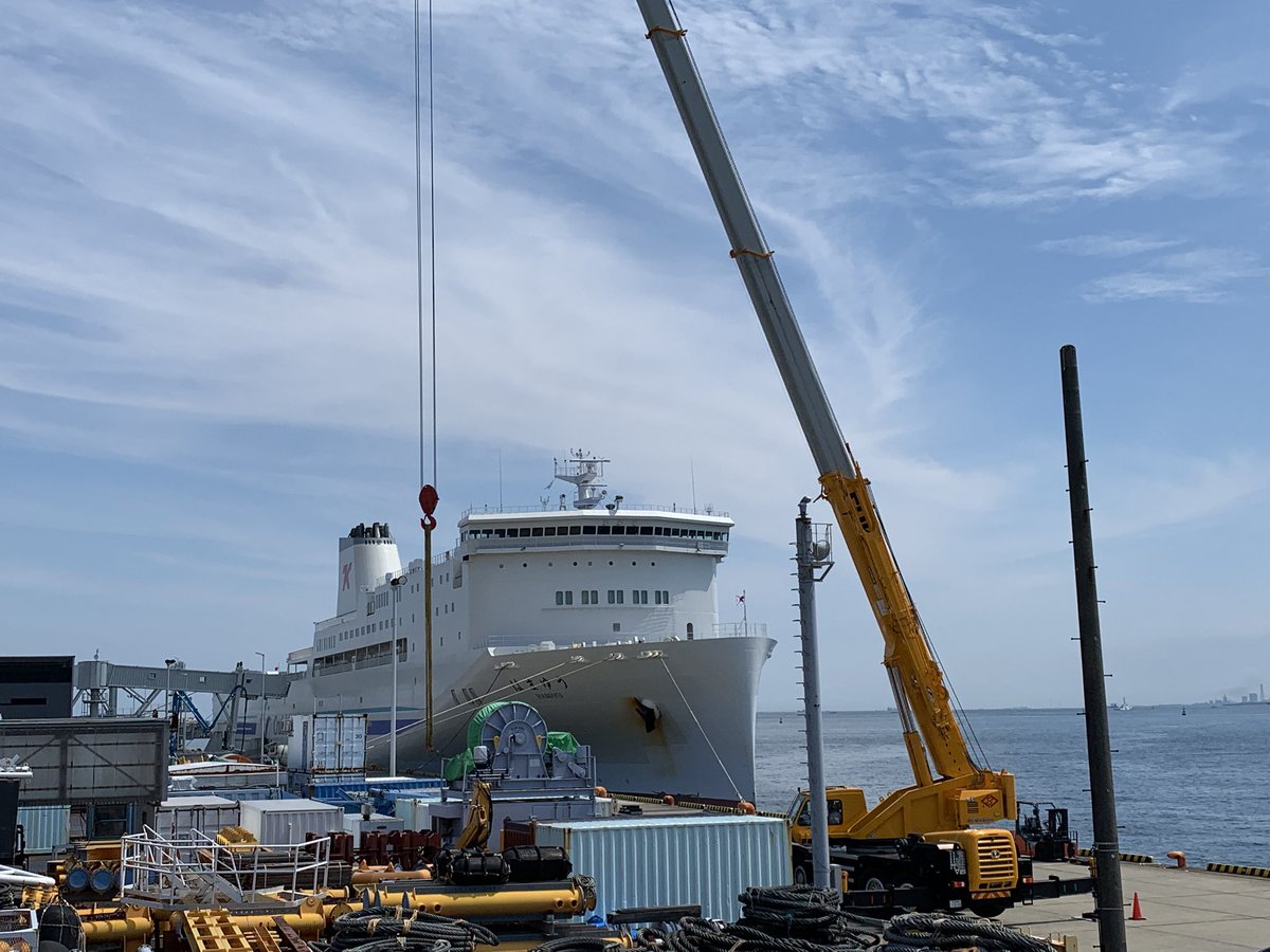 令和7年7月28日、今日の横須賀新港ふ頭のようすです。
南風が吹く快晴のお天気で焼け付くような暑さになってきました。新門司港行きフェリーのはまゆうが日曜日運休のため停泊しているのが見えます。