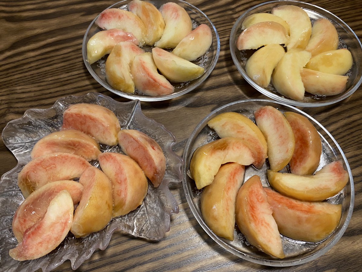 aoki6midori23's tweet image. いつものスーパーのポイントが溜まったら、日頃は買えない果物を買うことにしています。
昨日はこの夏初めての桃を⸜(*ˊᗜˋ*)⸝
1人1個の贅沢!じゃんけんで好みの熟れ具合のを選びつつ、分け分けして味見しあう楽しさ♬
ジューシーで甘い、旬の香りに包まれたひととき♡サイコーに美味しかったです!