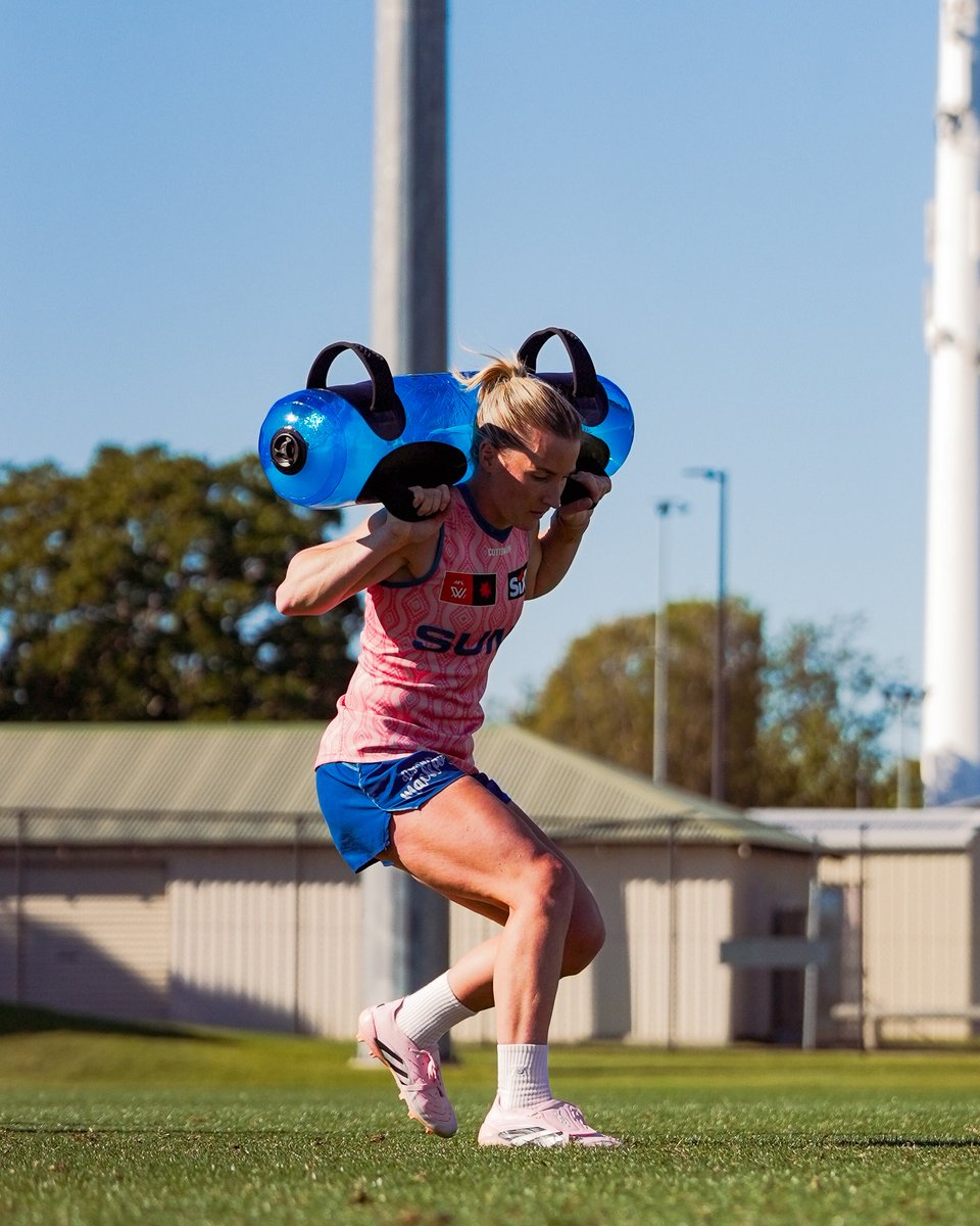 GoldCoastSUNS's tweet image. Kicking the week off in pink 💖
