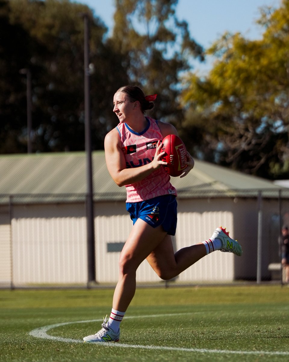 GoldCoastSUNS's tweet image. Kicking the week off in pink 💖