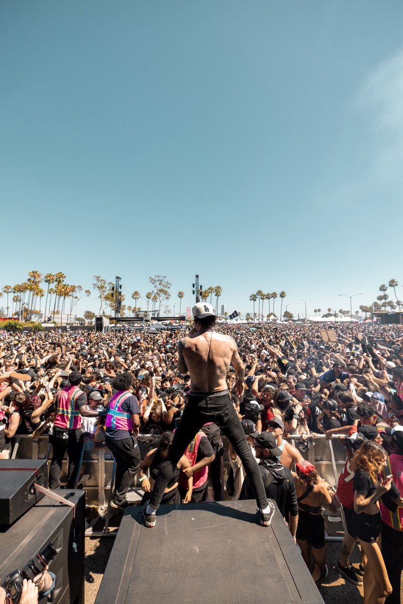 c_hillmedia's tweet image. Handful of shots from @blessthefall set at Warped Tour Long Beach today!