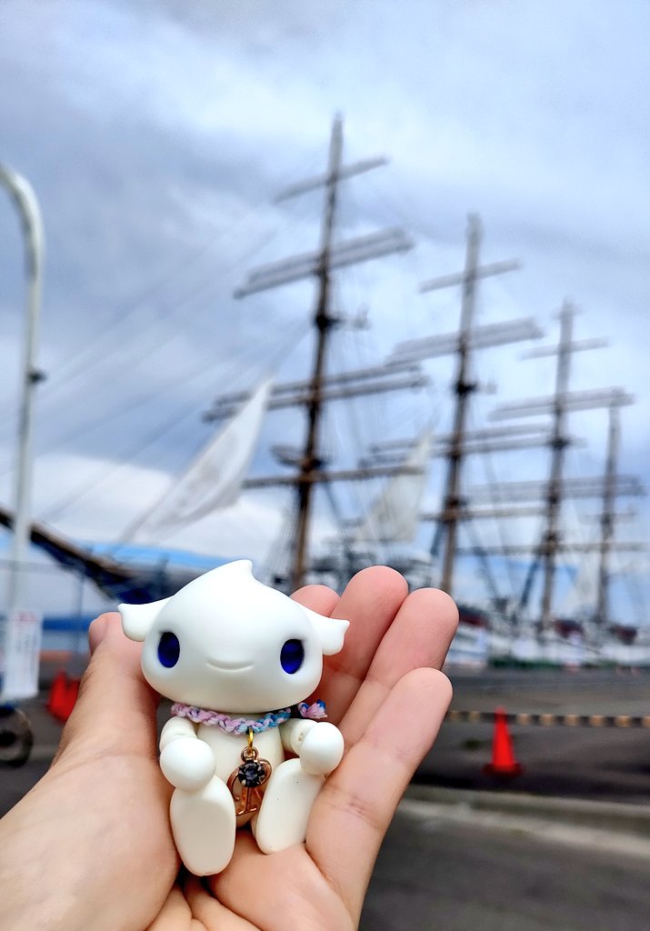 ruumin810's tweet image. 日本丸大きくてかっこよかった！
白と青いラインの船体とポナの色合いが合っていてご機嫌ポナです✨
#モンスターファクトリー