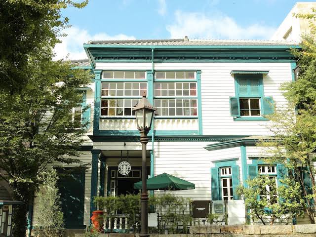 omasa_8's tweet image. 松山の重要文化財「萬翠荘」
その価値を維持・保存し、館内見学以上の体験価値の創出、魅力を広く知ってもらう広報面が課題。
スタバの文化財への出店によって観光と地域経済に貢献する「リージョナルランドマークストア」を活用すると、魅力発信に加え、公共資産の収益化・保存コスト軽減を図れる。