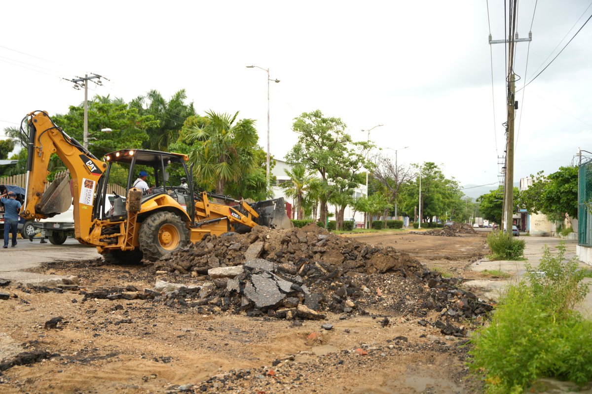 El último punto de la agenda del día en territorio fue el arranque de la rehabilitación de la avenida Juan R. Escudero. Con esto, dimos inicio a tres importantes obras en Ciudad Renacimiento en beneficio de las y los habitantes de la zona. 

Hoy, gracias al trabajo y la inversión