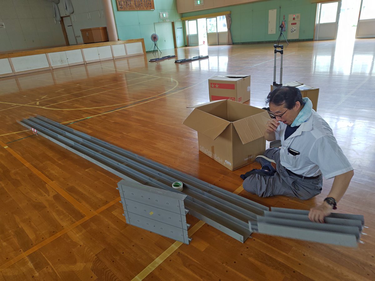 nekopurr's tweet image. 本日は小学校に夏休み工作教室に来ております。
親子でミニ四駆を作るイベントです🚗³₃