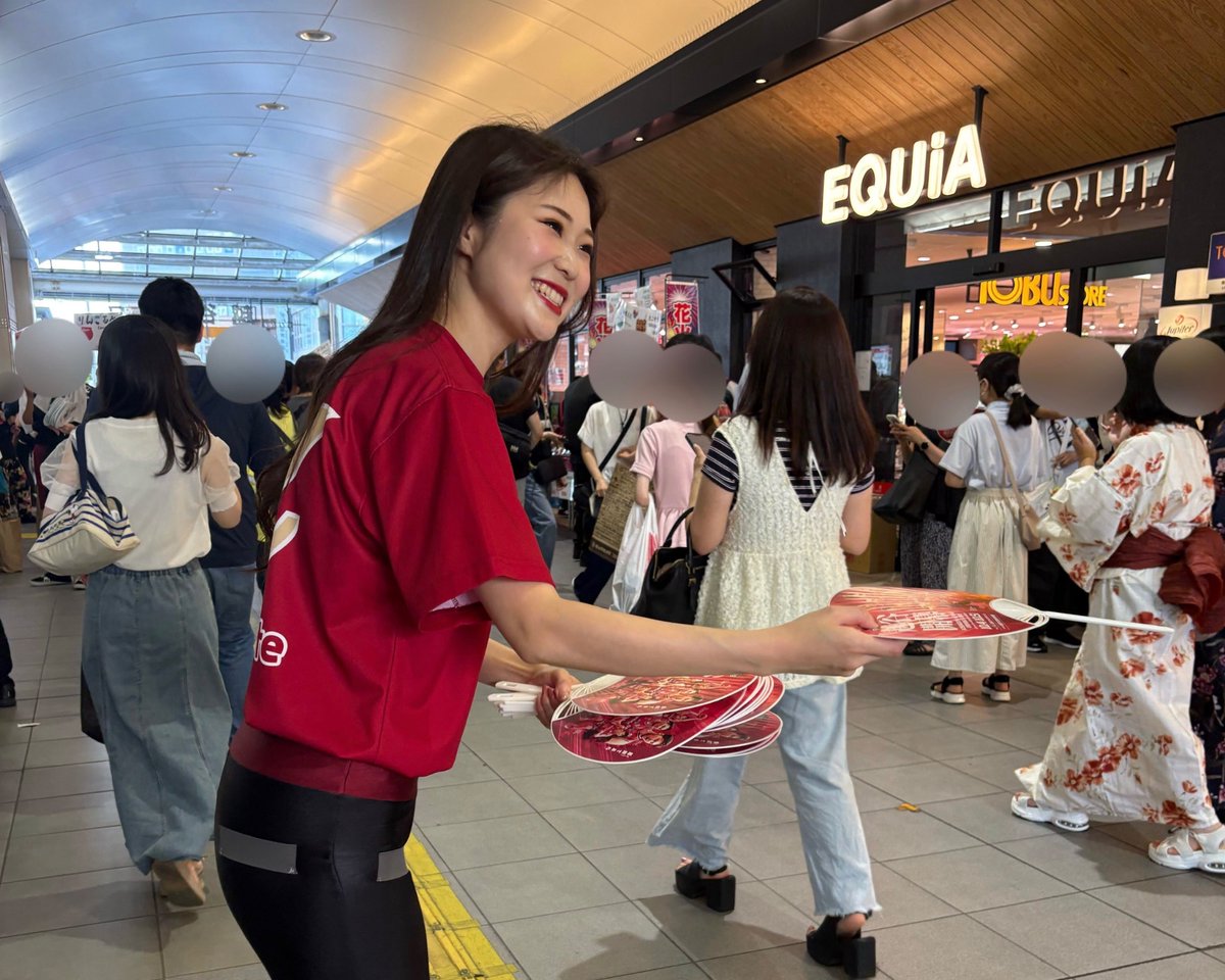 KoshigayaAlphas's tweet image. #アルファーズチラシ配り
うちわ配り編🎐
今回は越谷駅にて、#越谷花火大会🎇へ向かう皆さまへ #AlphaVenus のYuki,Ayumiがうちわ配りによるPR活動を実施 📣
お受け取りいただいた皆さまありがとうございました!
#アルファヴィーナス #越谷アルファーズ #Bリーグ #Bリーグ10周年