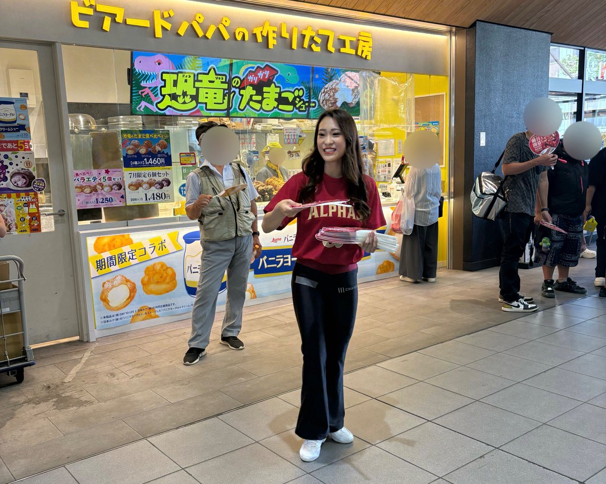 KoshigayaAlphas's tweet image. #アルファーズチラシ配り
うちわ配り編🎐
今回は越谷駅にて、#越谷花火大会🎇へ向かう皆さまへ #AlphaVenus のYuki,Ayumiがうちわ配りによるPR活動を実施 📣
お受け取りいただいた皆さまありがとうございました!
#アルファヴィーナス #越谷アルファーズ #Bリーグ #Bリーグ10周年