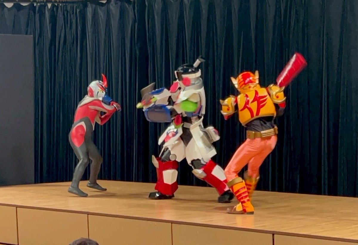 MOMOSAVER's tweet image. 何故か戦いを始めてしまうヒーローたち…
それはネガダインと鬼の一族が結託して仕組まれたニセヒーロー計画によるものであった。
そんなプロローグ
#岡山晴れのご当地ヒーローズ2
