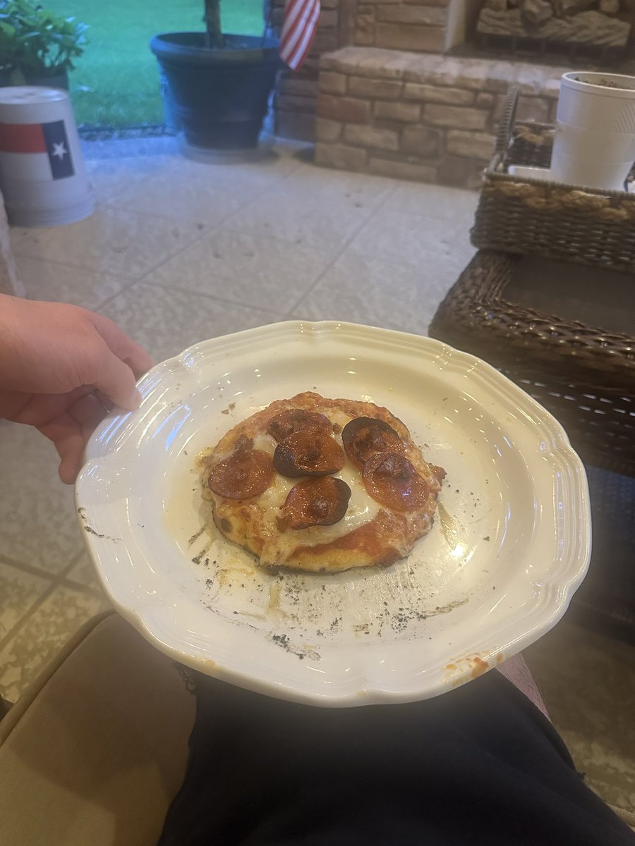 MaroonKoolAid_'s tweet image. hard to beat a sunday night homemade pizza