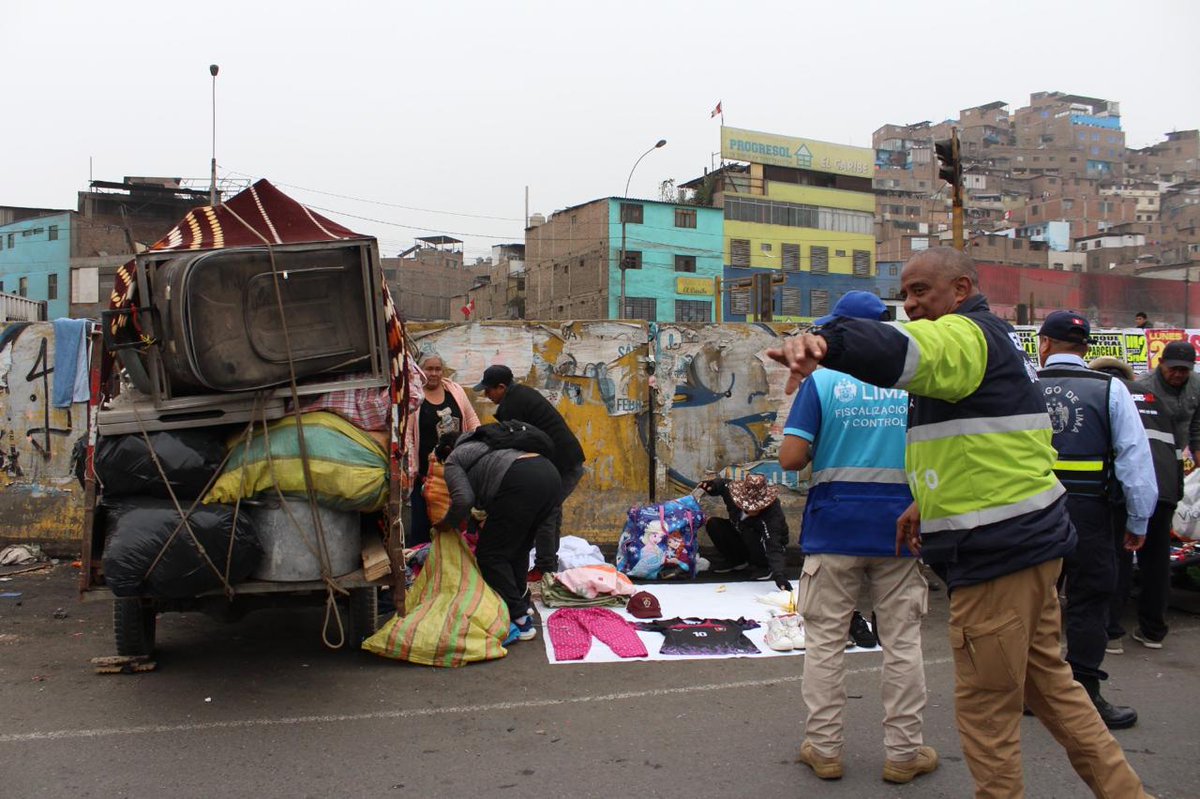 MuniLima's tweet image. Recuperamos espacio p煤blico en la av. Nicol谩s Ayll贸n, tras una intervenci贸n integral
Covachas, basura y desechos acumulados fueron retirados en un trabajo articulado que devolvi贸 el orden, la seguridad y el bienestar a los vecinos de la zona.