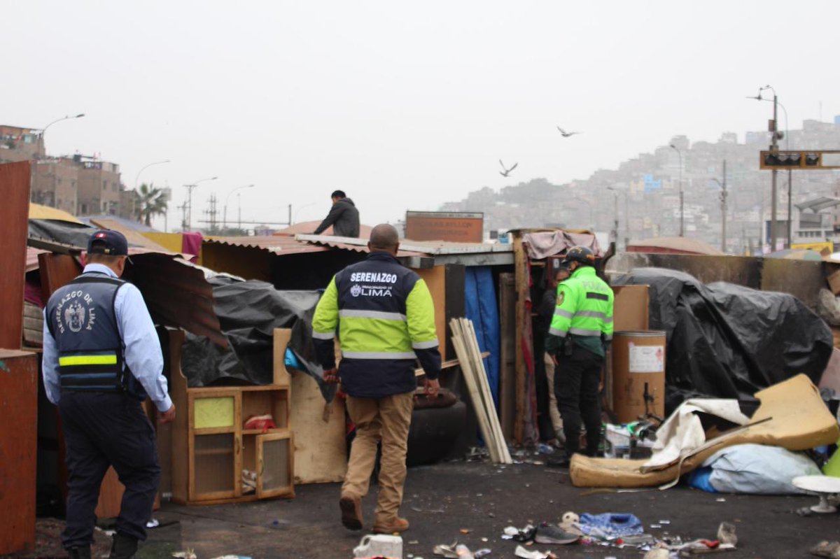 MuniLima's tweet image. Recuperamos espacio p煤blico en la av. Nicol谩s Ayll贸n, tras una intervenci贸n integral
Covachas, basura y desechos acumulados fueron retirados en un trabajo articulado que devolvi贸 el orden, la seguridad y el bienestar a los vecinos de la zona.