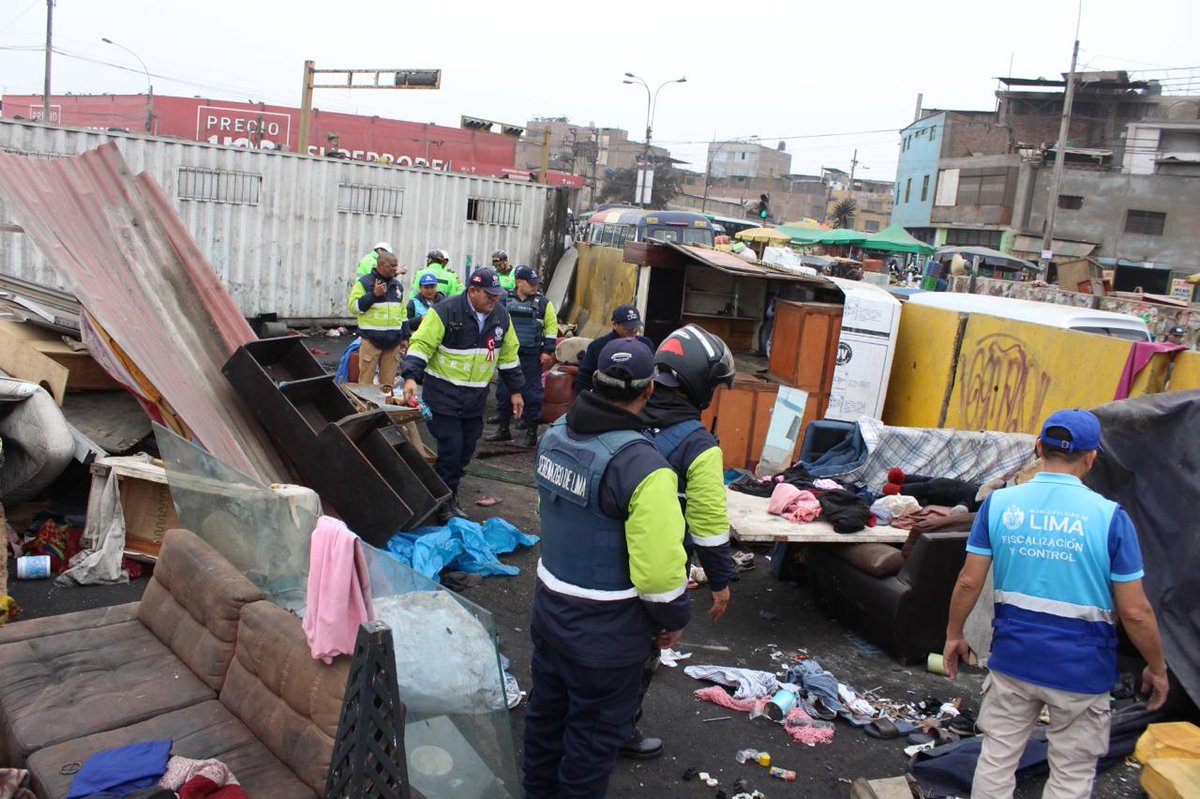 MuniLima's tweet image. Recuperamos espacio p煤blico en la av. Nicol谩s Ayll贸n, tras una intervenci贸n integral
Covachas, basura y desechos acumulados fueron retirados en un trabajo articulado que devolvi贸 el orden, la seguridad y el bienestar a los vecinos de la zona.