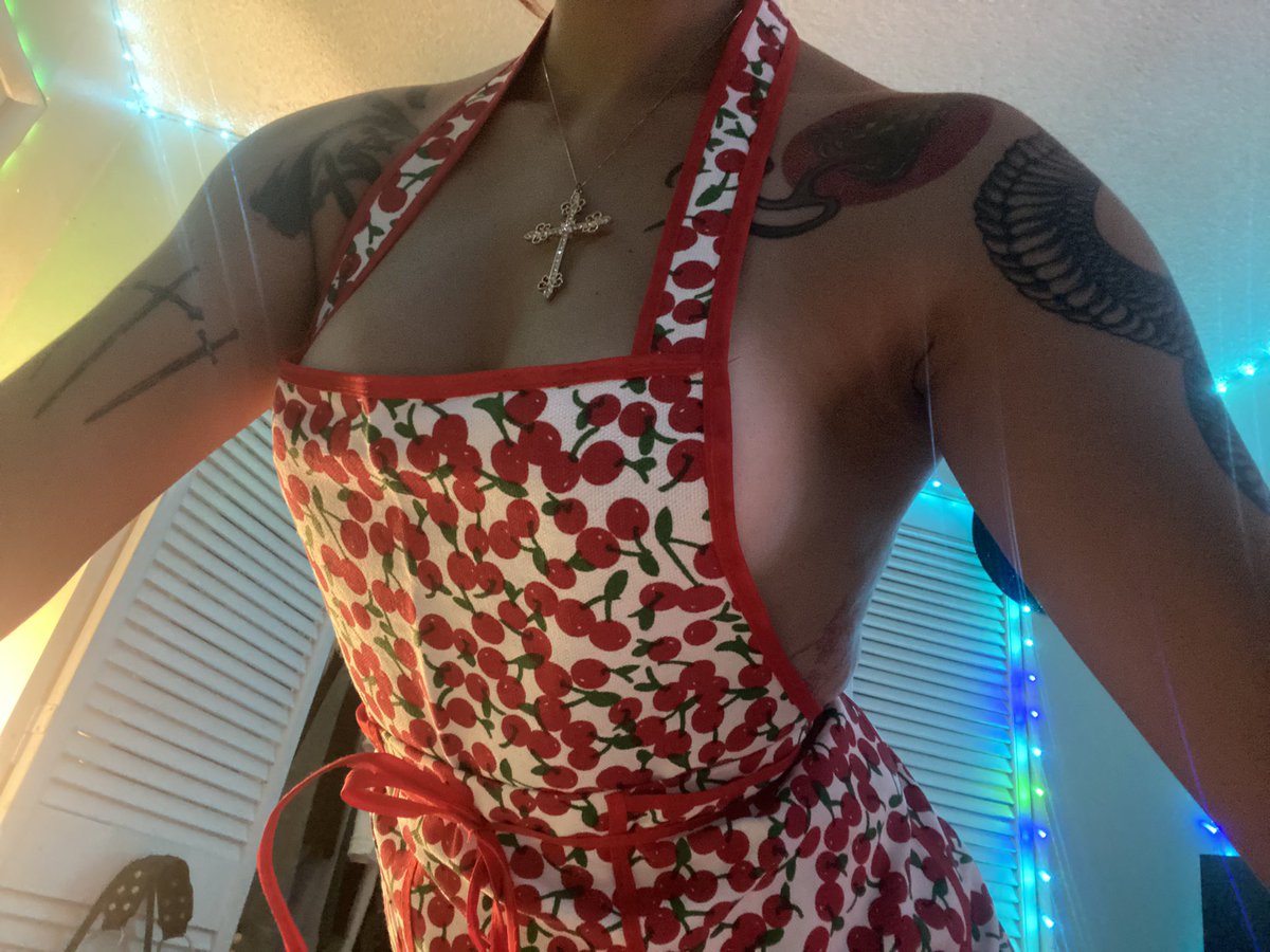 CYB2RWIFE's tweet image. woah new apron