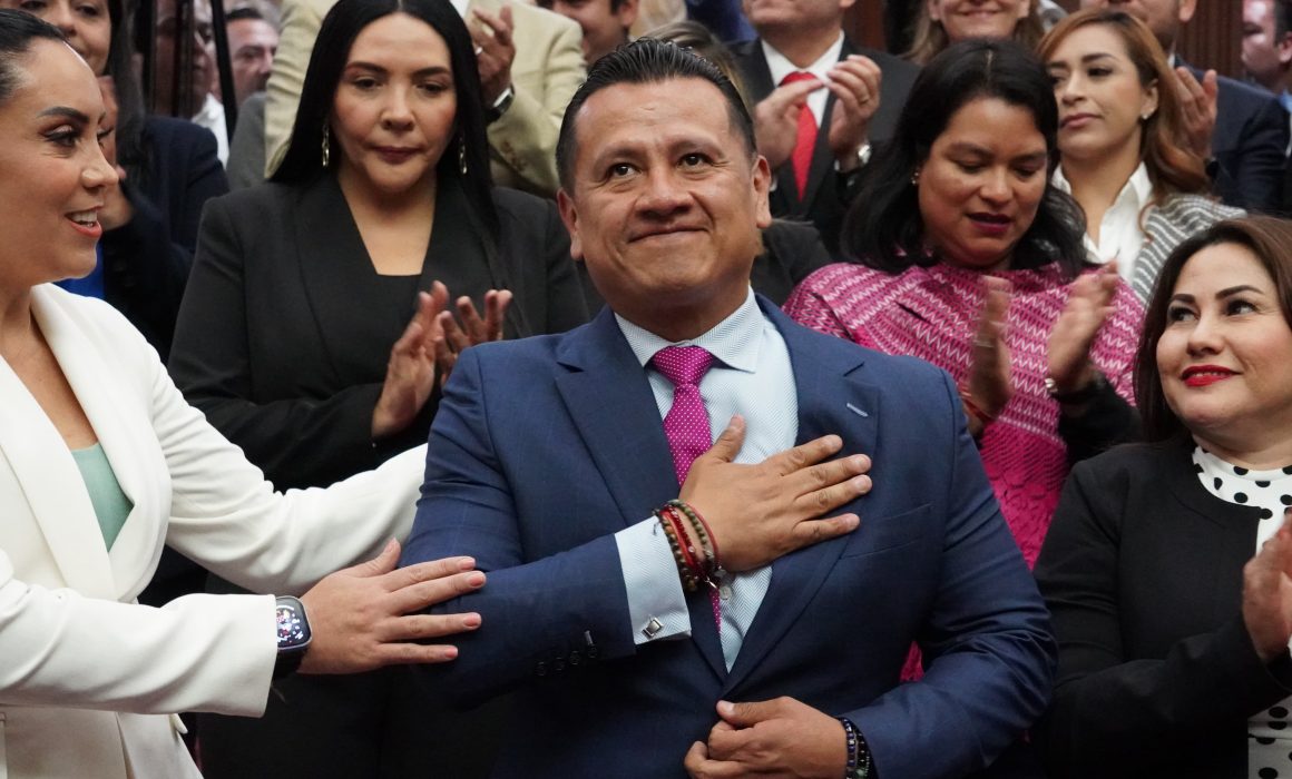 QuadratinMexico's tweet image. Carlos Torres Piña, apenas minutos antes secretario de Gobierno, rindió protesta este domingo como nuevo fiscal de Michoacán mexico.quadratin.com.mx/carlos-torres-…
