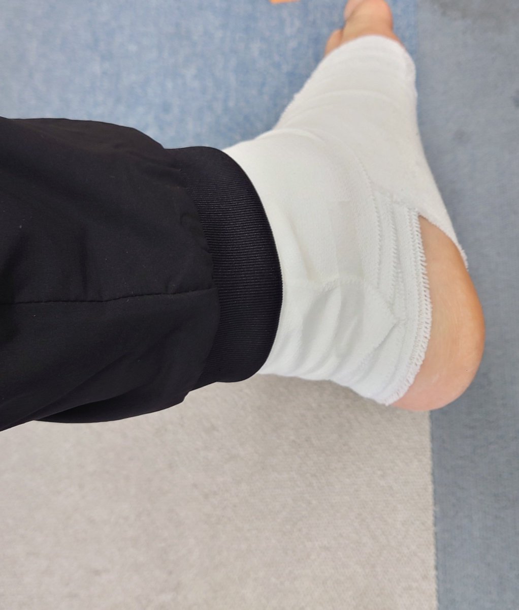 s_hell89258's tweet image. 捻挫でした😇