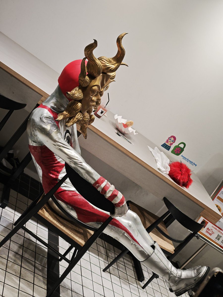 noppo98's tweet image. カフェでくつろぐタローマン。