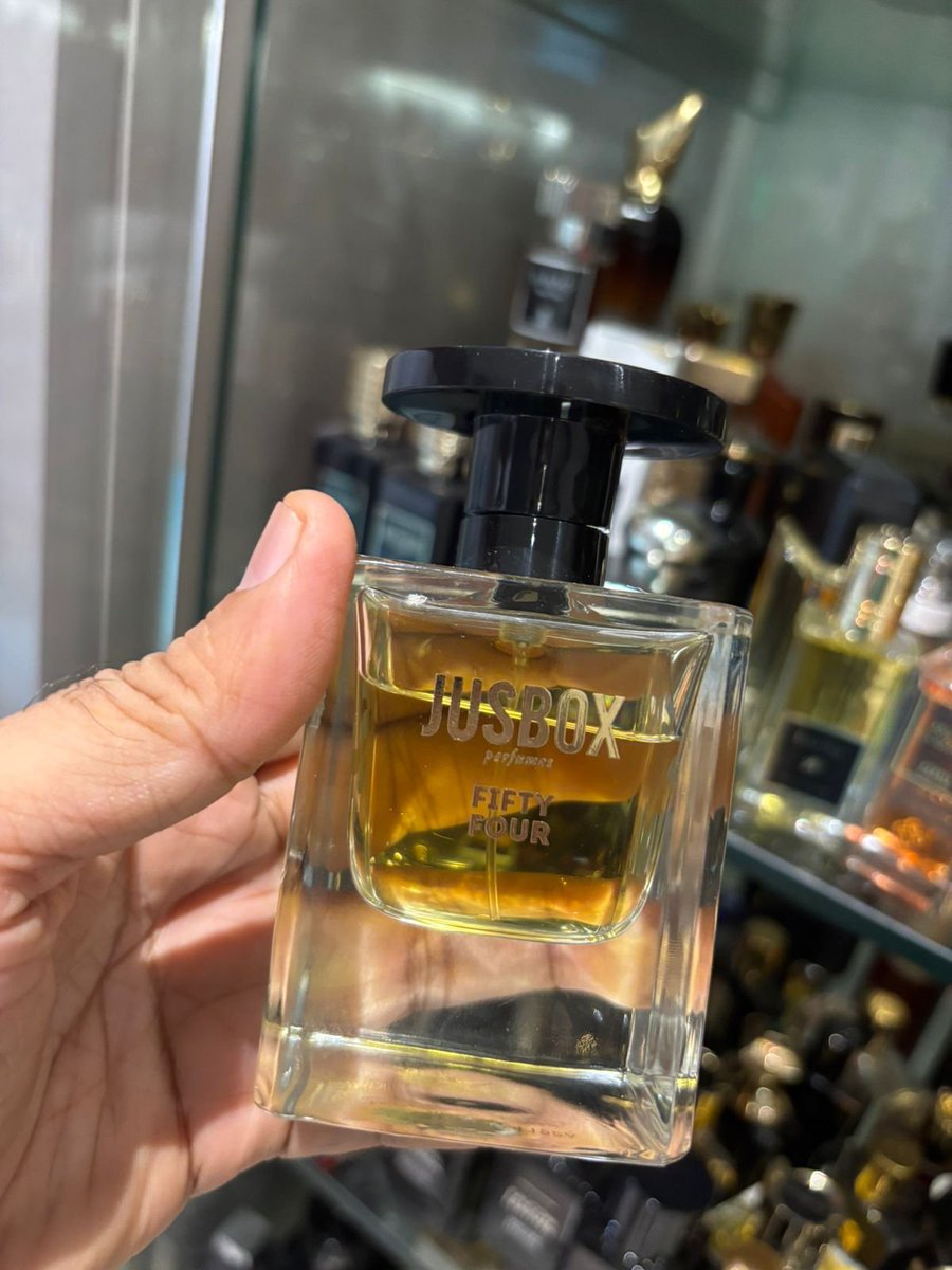 perfumemonk's tweet image. 🔥 #SOTD – Jusbox Fifty Four
🎧 Inspired by the iconic Studio 54 nightclub in NYC, this fragrance is a glamorous disco of tuberose, ylang-ylang, creamy sandalwood, and powdery iris. It dances between floral brightness and smooth sensuality — elegant, luminous, and unforgettable.…