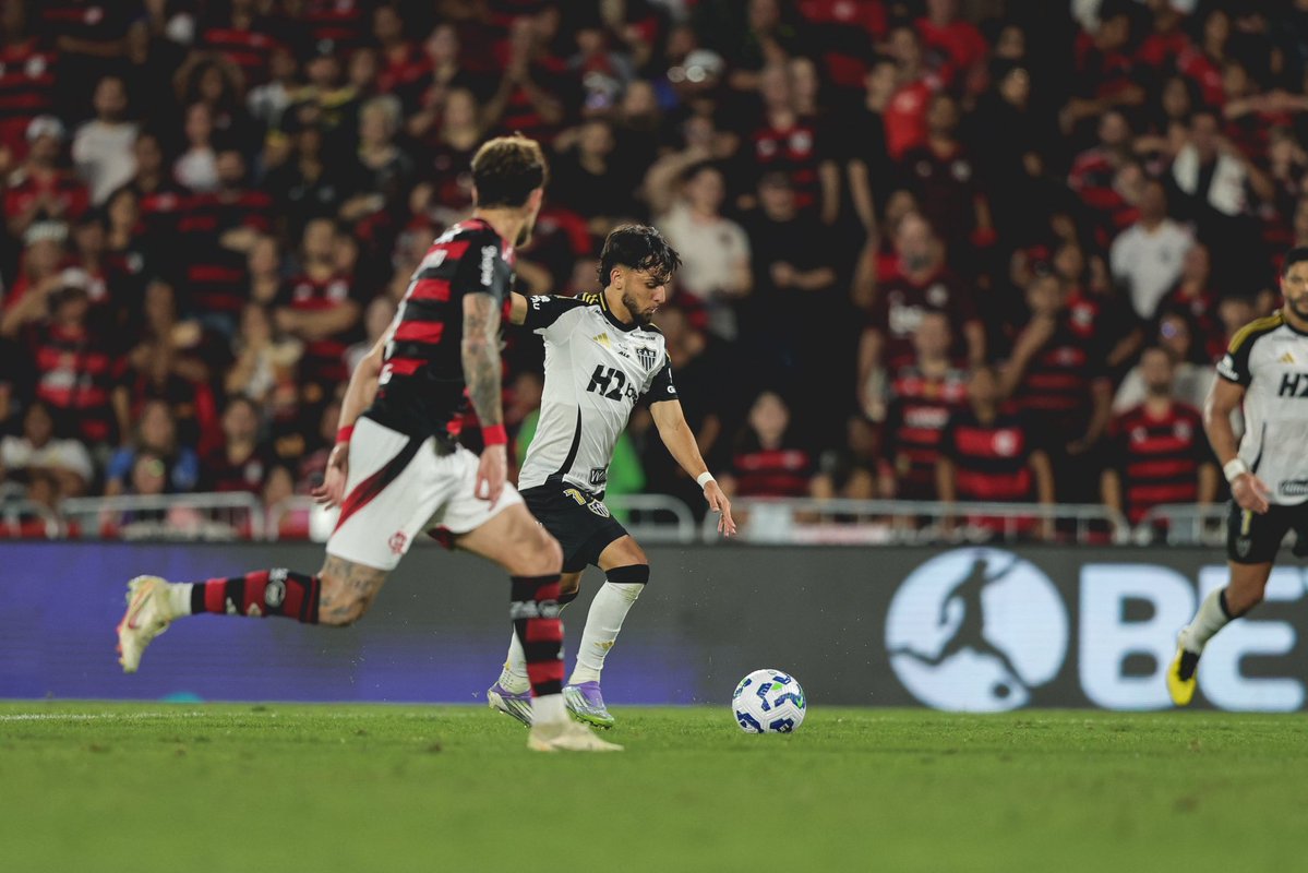 Gui_alvesc's tweet image. Vou olhar o copo meio cheio nesse Flamengo x Atlético: foi um jogo pra mostrar que o Galo pode competir com o Flamengo. Se não fosse a pataquada do Rony, a história dessa partida poderia ser outra, inclusive. 

O Flamengo ainda é favorito na Copa do Brasil, mas hoje passou a…