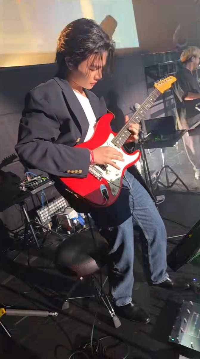 valcrazyforWE's tweet image. More William crumbs 😭🎸

he reposted a video of him playing the guitar