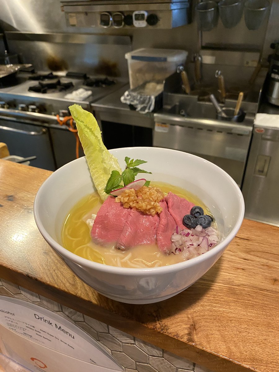 ebimaruramen's tweet image. 7/28(月)
【限定】
ローストビーフの冷やしらーめん
国産黒毛和牛を低温で3時間。
その後、表面を香ばしく焼き上げた旨みたっぷりなローストビーフ🥩
マッシュポテトがスープに溶けるとまろやかになる味変も楽しんでください🎵
真夏の強い日差しに疲れた目にはブルーベリーが効くよ🫐ふふふっ。…