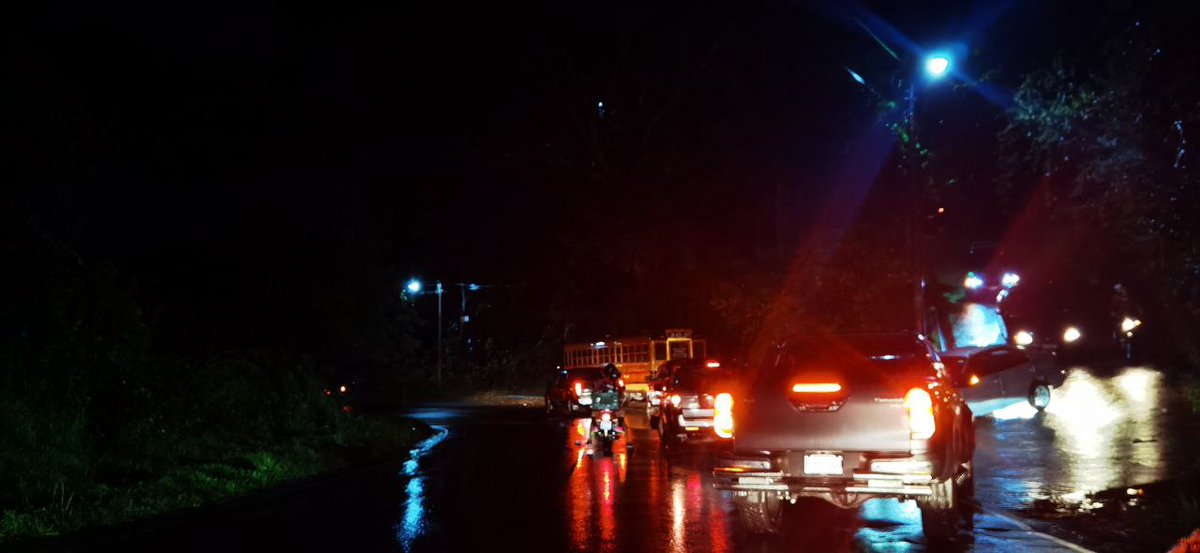 ElMundoSV's tweet image. Precaución | Paso cerrado en la calle que va de San José Villanueva hacia la carretera de La Libertad por un derrumbe.
Foto DEM