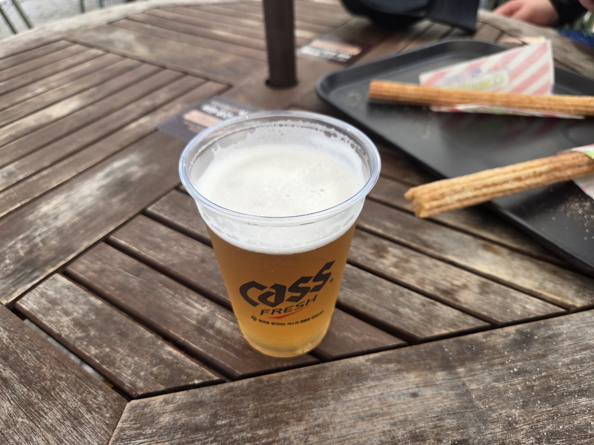 newB_AZnable's tweet image. 그래서 얘는 왜 워터파크에서 맥주를 찾는데요
