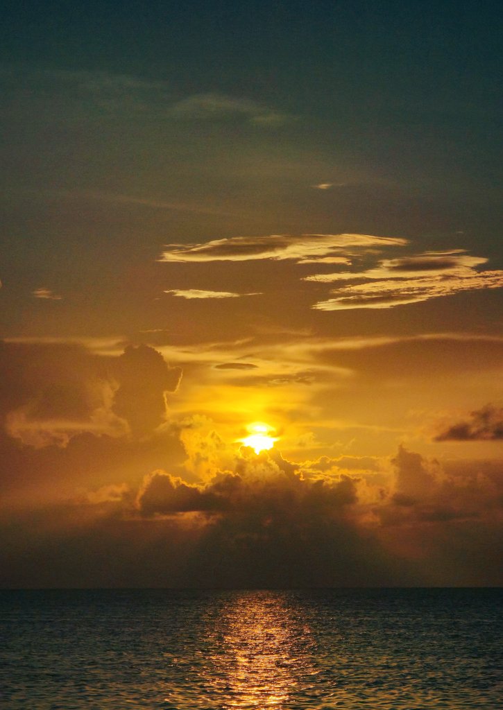 eLoElz's tweet image. A summer sunset on a Holy night.