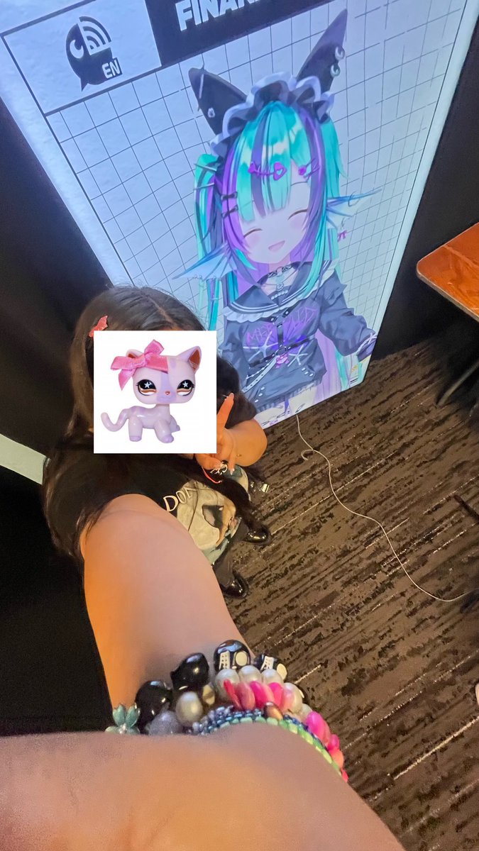 maficrow's tweet image. met this lovely oomf too she said she really liked my shirt 😭😭😭